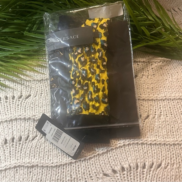 NWT Brand New Versace Leopard Jacquard Logo Crew Socks
Size : Medium - Picture 9 of 10